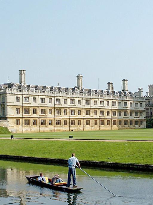 Blick auf die Universität Cambridge in Großbritannien mit der King's College Chapel und dem Clare College