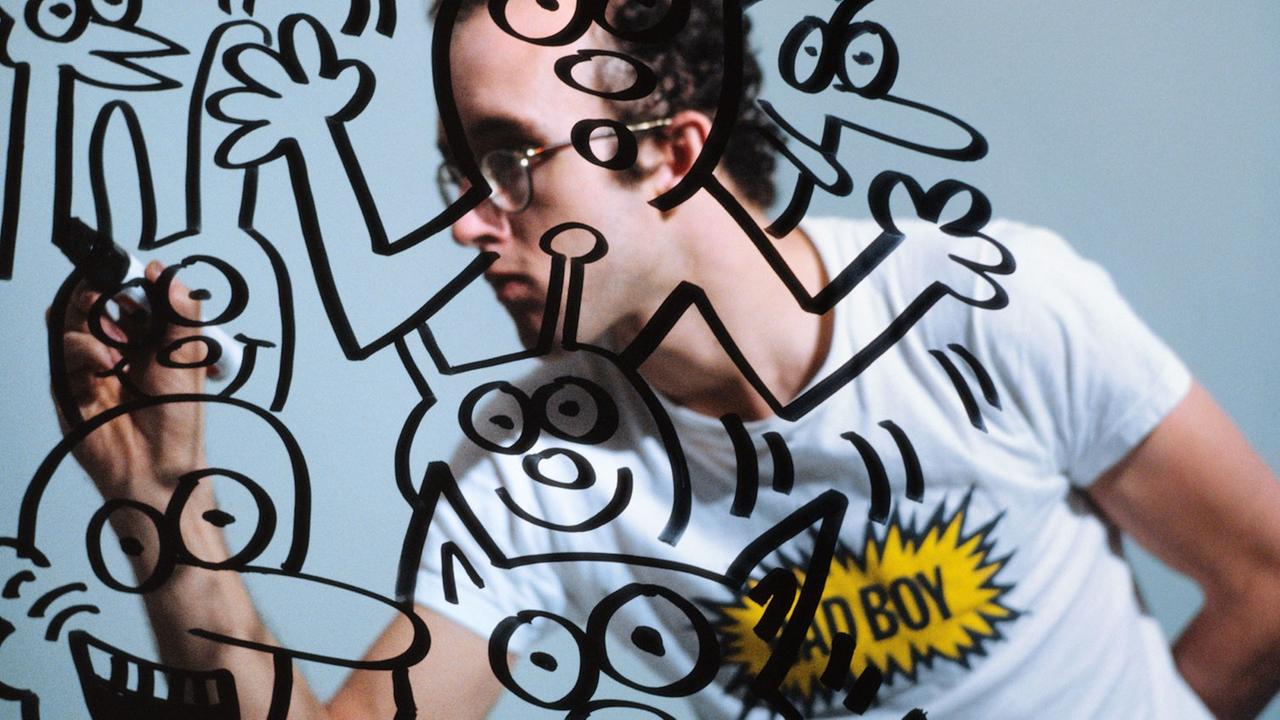 Keith Haring malt Strichmännchen auf Glas. Keith Haring malt Strichmännchen auf Glas.