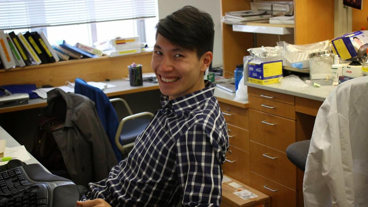 Tuck Ngun sitzt in seinem Büro und blickt in die Kamera Tuck Ngun sitzt in seinem Büro und blickt in die Kamera