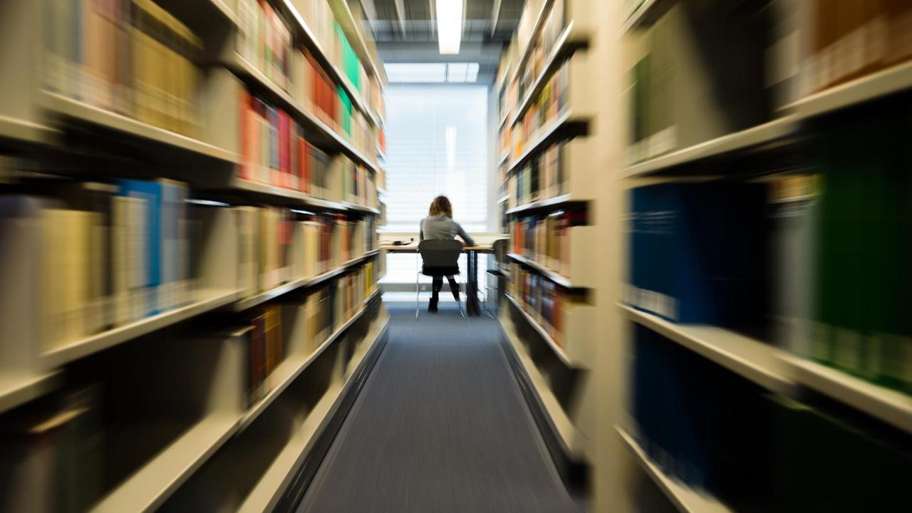 Eine Studentin der Universität Bayreuth (Bayern) sitzen am 21.01.2016 mit ihrem Notebook in der Zentralbibliothek der Universität Eine Studentin der Universität Bayreuth (Bayern) sitzen am 21.01.2016 mit ihrem Notebook in der Zentralbibliothek der Universität