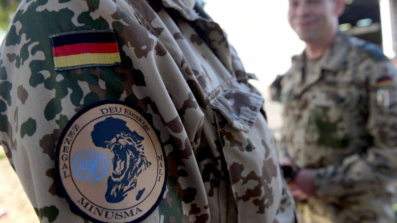 Zu sehen ist ein Arm eines Bundeswehrsoldaten mit dem Missions-Logo von...</p>

                        <a href=