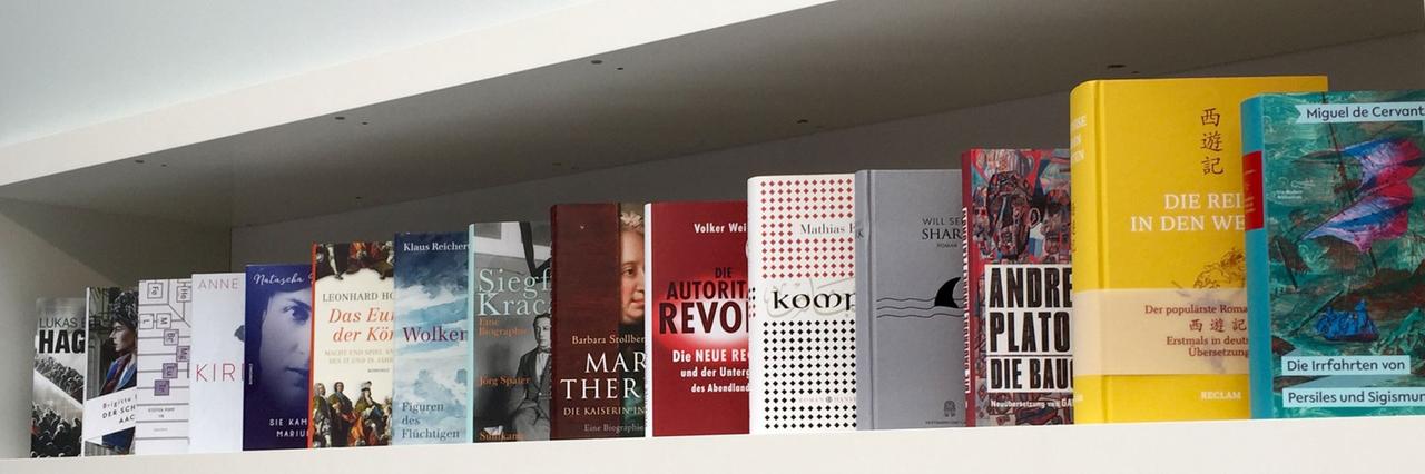 Preis der Leipziger Buchmesse 2017: Die Werke Nominierten stehen in einem Regal. Preis der Leipziger Buchmesse 2017: Die Werke Nominierten stehen in einem Regal.
