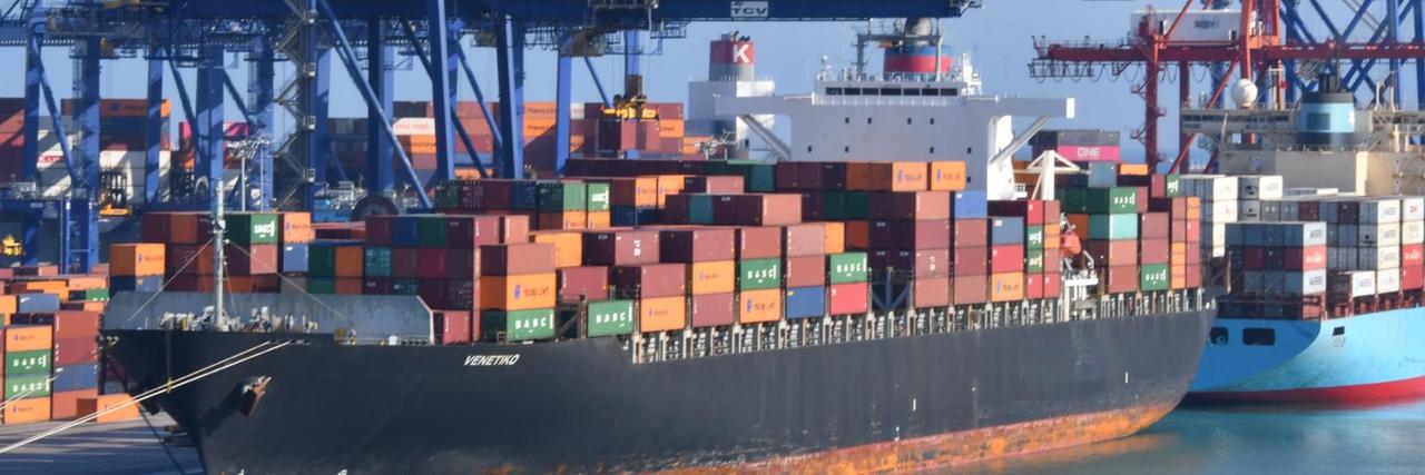 Das Foto zeigt ein Containerschiff im Hafen von Valencia, Spanien. Das Foto zeigt ein Containerschiff im Hafen von Valencia, Spanien.