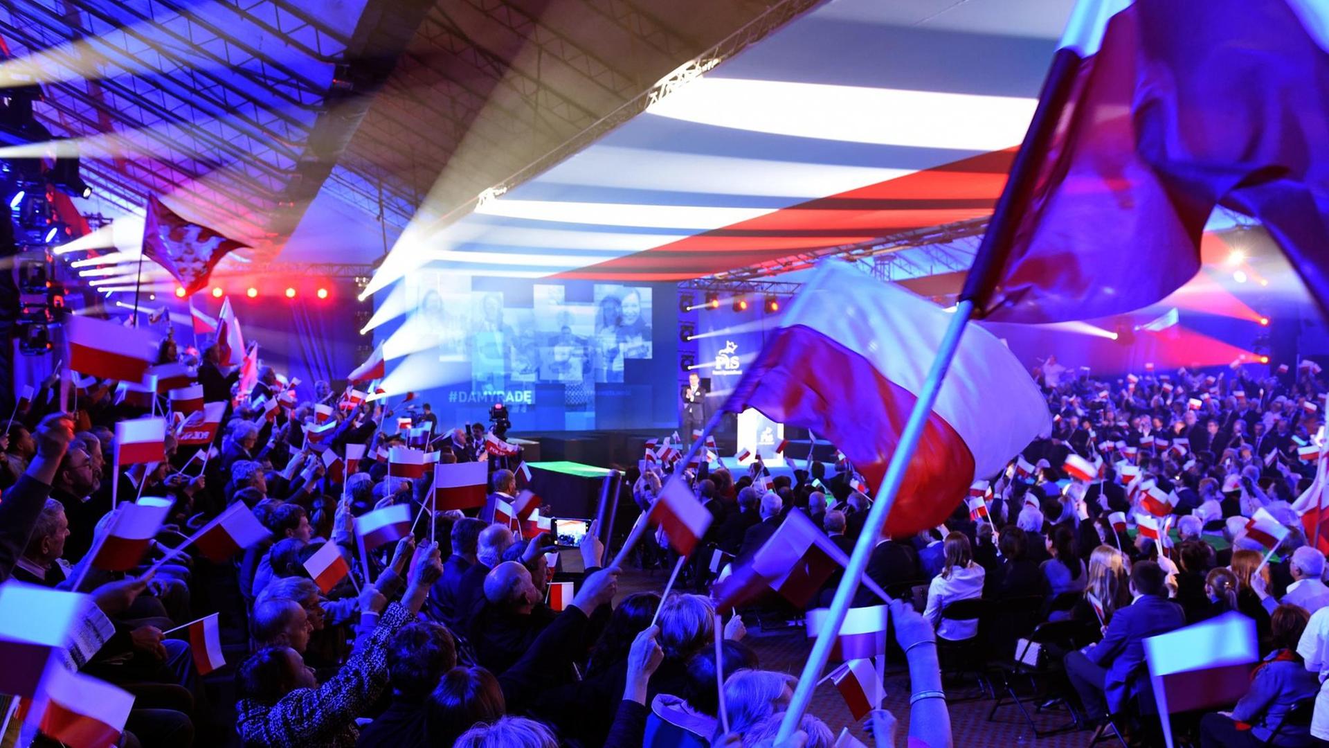 Begeisterung: Anhänger der polnischen Partei PiS (Recht und Gerechtigkeit) jubeln auf einer Wahlveranstaltung im Oktober 2015