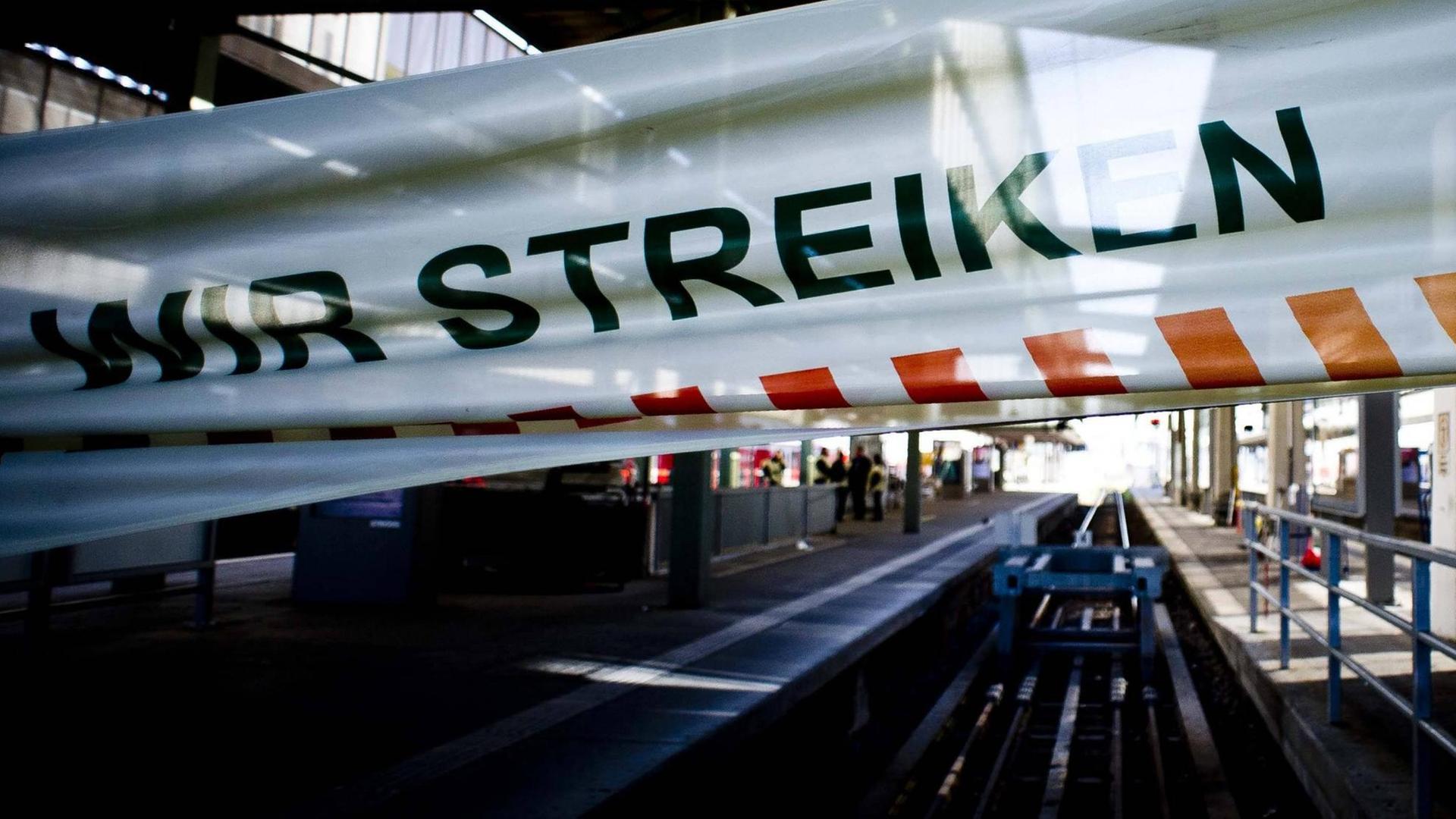 Die Bahn tritt in einen fast einwöchigen Streik - hier ein Bild vom Stuttgarter Hauptbahnhof.