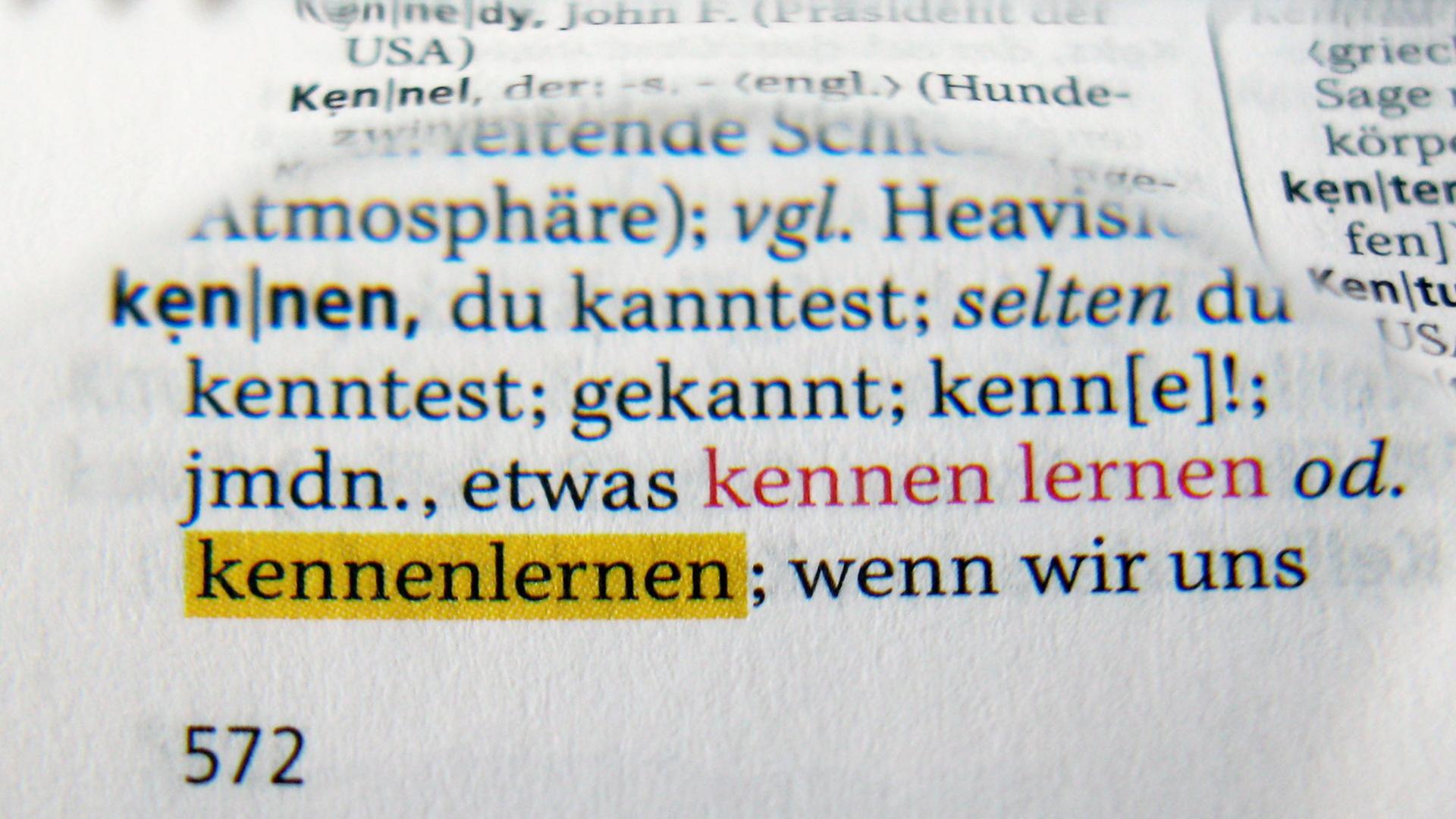 Man sieht eine Seite im Duden, auf der die Schreibweise von "kennen" und "kennenlernen" nach der Rechtschreibreform 2005 erklärt wird. Man sieht eine Seite im Duden, auf der die Schreibweise von "kennen" und "kennenlernen" nach der Rechtschreibreform 2005 erklärt wird.