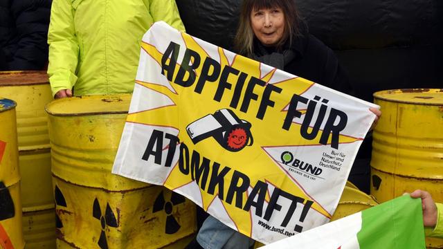 Aktivisten des Bund für Umwelt und Naturschutz Deutschland (BUND) protestieren vor dem Bundesverfassungsgericht in Karlsruhe (Baden-Württemberg) gegen Atomkraft.