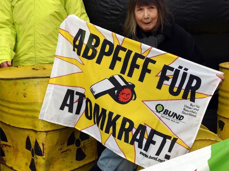 Aktivisten des Bund für Umwelt und Naturschutz Deutschland (BUND) protestieren vor dem Bundesverfassungsgericht in Karlsruhe (Baden-Württemberg) gegen Atomkraft.