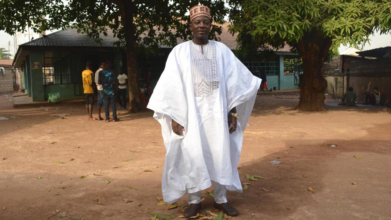 Nigeria ist mehr vereint als gespalten, findet Abubakar Yussuf Sambo, ein Haussa, der in Enugu aufgewachsen ist. Er trägt ein weißes Gewand. Nigeria ist mehr vereint als gespalten, findet Abubakar Yussuf Sambo, ein Haussa, der in Enugu aufgewachsen ist. Er trägt ein weißes Gewand.