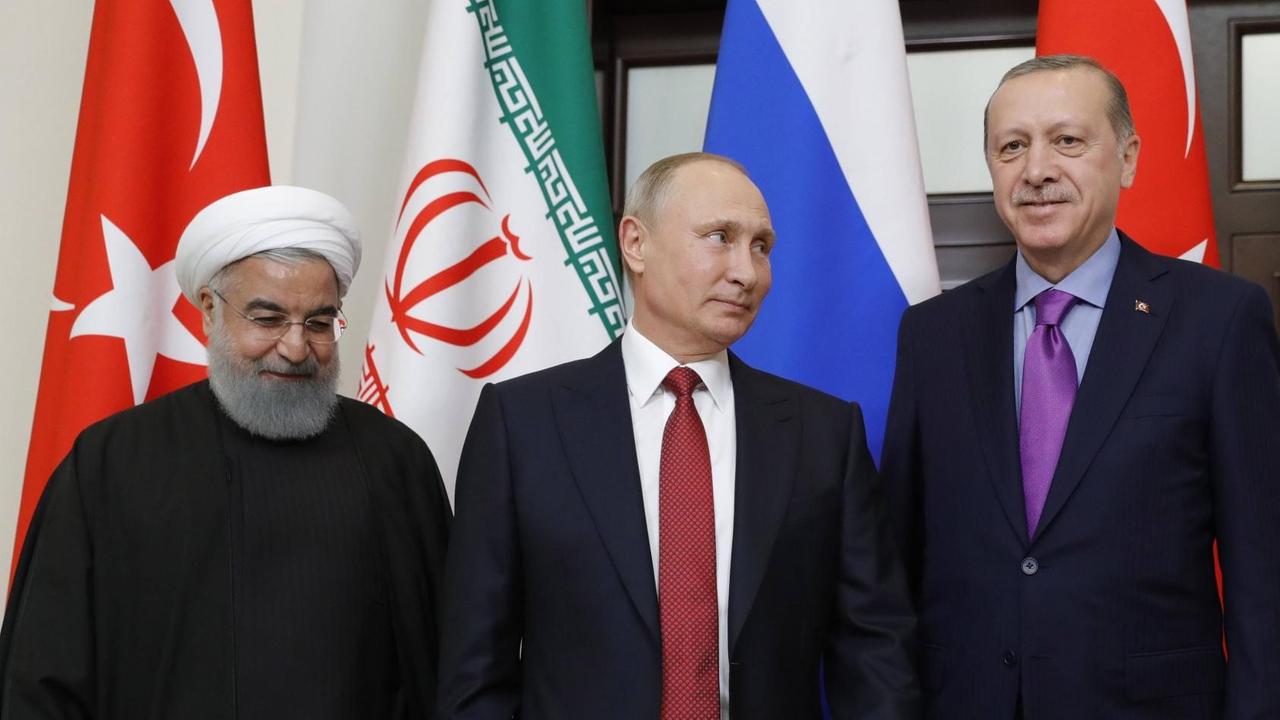 Die Präsidenten von Iran, Russland und der Türkei, Ruhani, Putin und Erdogan, während eines Treffens in Sotschi. Die Präsidenten von Iran, Russland und der Türkei, Ruhani, Putin und Erdogan, während eines Treffens in Sotschi.