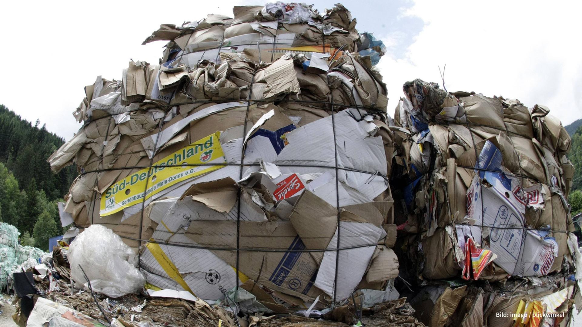 Meterhohe gepresste Altpapierblöcke auf einem Recylinghof Meterhohe gepresste Altpapierblöcke auf einem Recylinghof