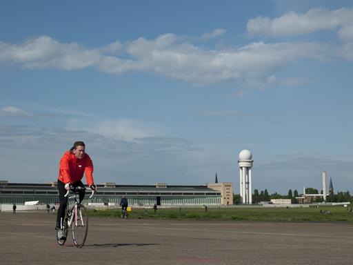 Radfahrer auf dem Tempelhofer Feld - die große Rund ist über sechs Kilometer lang.