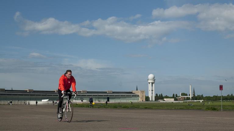 Radfahrer auf dem Tempelhofer Feld - die große Rund ist über sechs Kilometer lang. Radfahrer auf dem Tempelhofer Feld - die große Rund ist über sechs Kilometer lang.