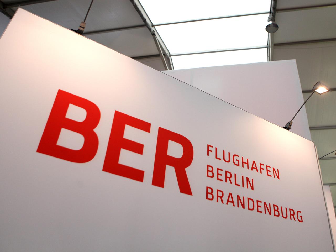 Schild des Flughafens Berlin Brandenburg Schild des Flughafens Berlin Brandenburg