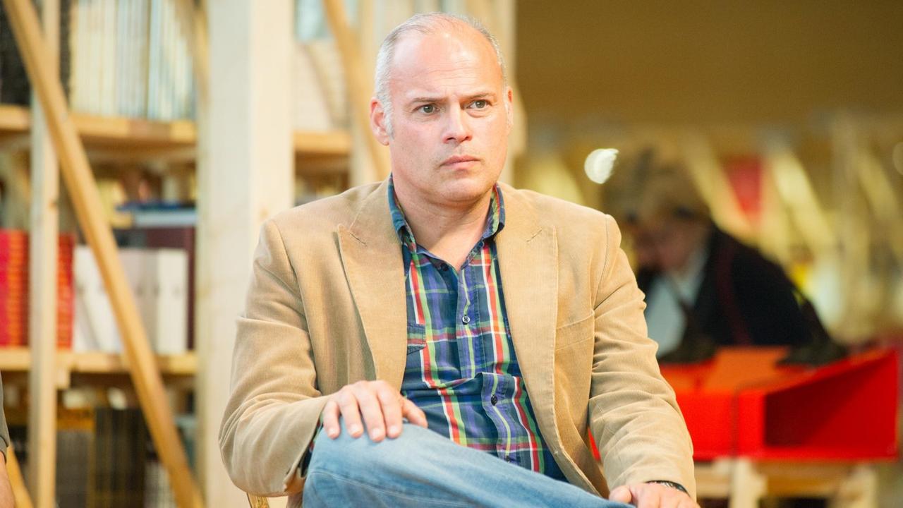 Der Autor Joseph Incardona, sitzt während einer TV-Sendung in einem Sessel auf der Frankfurter Buchmesse 2017.