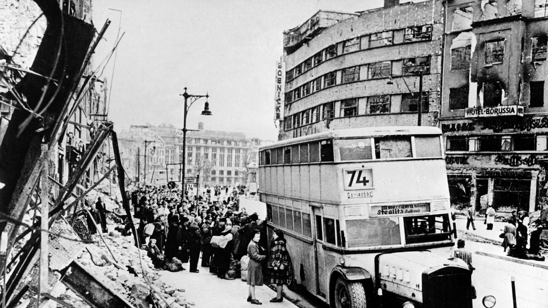 Blick auf einen Linienbus im zerstörten Berlin der Nachkriegszeit (undatiertes Archivbild von 1945). Blick auf einen Linienbus im zerstörten Berlin der Nachkriegszeit (undatiertes Archivbild von 1945).