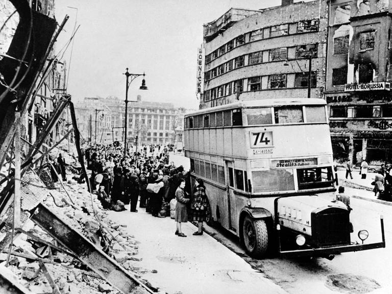 Blick auf einen Linienbus im zerstörten Berlin der Nachkriegszeit (undatiertes Archivbild von 1945).