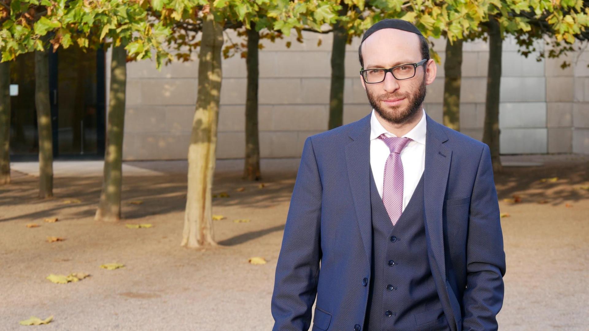 Akiva Weingarten vor der Dresdener Synagoge Akiva Weingarten vor der Dresdener Synagoge