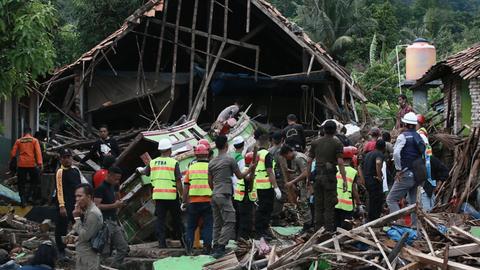 Rettungskräfte suchen im Süden der indonesischen Insel Sumatra nach Überlebenden der Tsunami-Katastrophe.