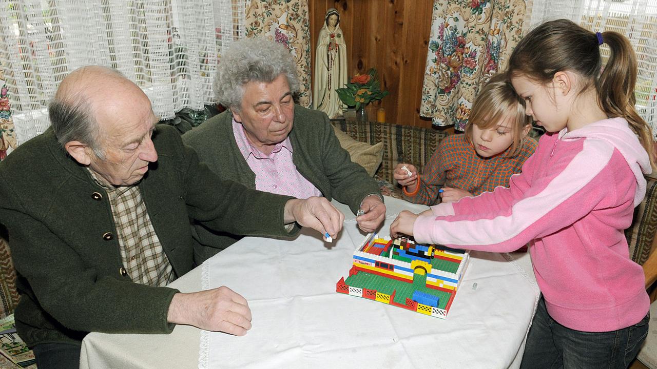 Großeltern spielen mit ihren Enkelinnen: Bei der Familie Heinzelmann in der Nähe von Fürstenfeldbruck bei München leben drei Generationen unter einem Dach. Großeltern spielen mit ihren Enkelinnen: Bei der Familie Heinzelmann in der Nähe von Fürstenfeldbruck bei München leben drei Generationen unter einem Dach.
