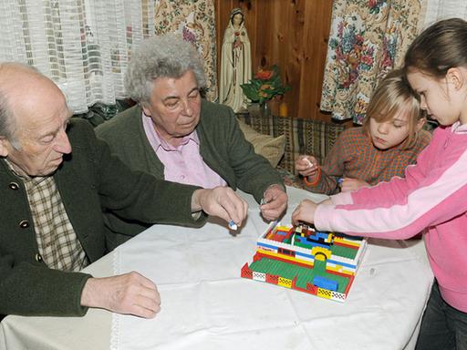 Großeltern spielen mit ihren Enkelinnen: Bei der Familie Heinzelmann in der Nähe von Fürstenfeldbruck bei München leben drei Generationen unter einem Dach.