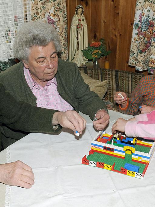 Großeltern spielen mit ihren Enkelinnen: Bei der Familie Heinzelmann in der Nähe von Fürstenfeldbruck bei München leben drei Generationen unter einem Dach.