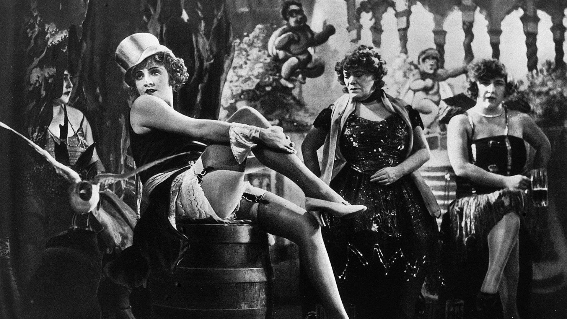 DER BLAUE ENGEL D 1930 - Josef von Sternberg Marlene Dietrich (Lola Lola) u. Rosa Valetti (Guste) Regie: Josef von Sternberg / DER BLAUE ENGEL Deutschland 1930 *** Local Caption *** 00883294 | Verwendung weltweit DER BLAUE ENGEL D 1930 - Josef von Sternberg Marlene Dietrich (Lola Lola) u. Rosa Valetti (Guste) Regie: Josef von Sternberg / DER BLAUE ENGEL Deutschland 1930 *** Local Caption *** 00883294 | Verwendung weltweit