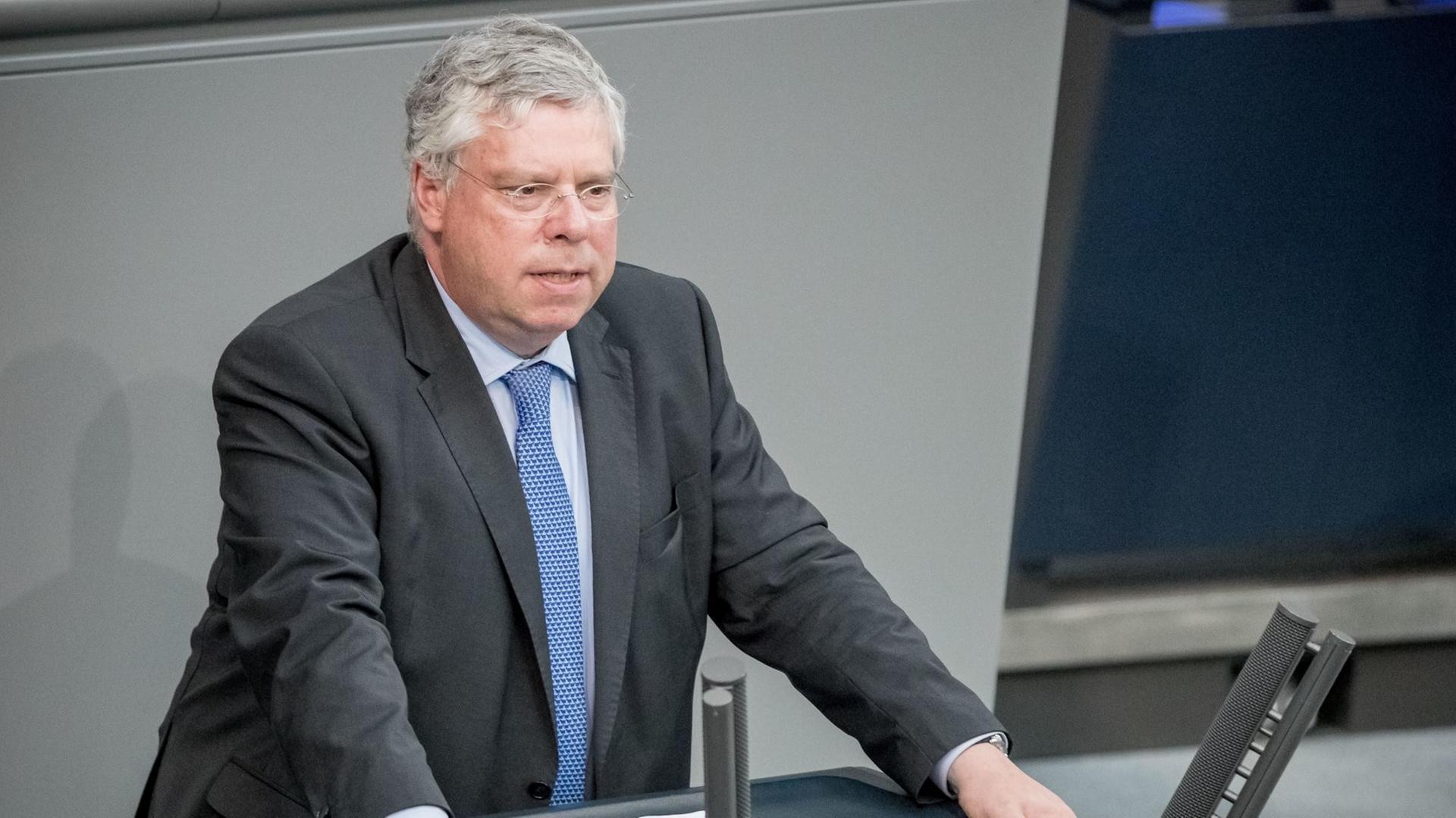 Jürgen Hardt (CDU) spricht bei der Plenarsitzung des Deutschen Bundestages im Reichstagsgebäude. Jürgen Hardt (CDU) spricht bei der Plenarsitzung des Deutschen Bundestages im Reichstagsgebäude.