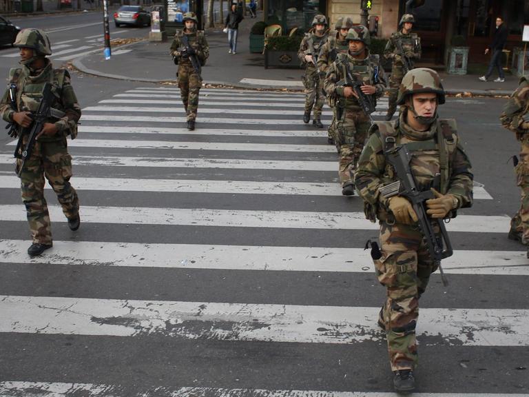 Soldaten patrouillieren durch die Straßen von Paris.