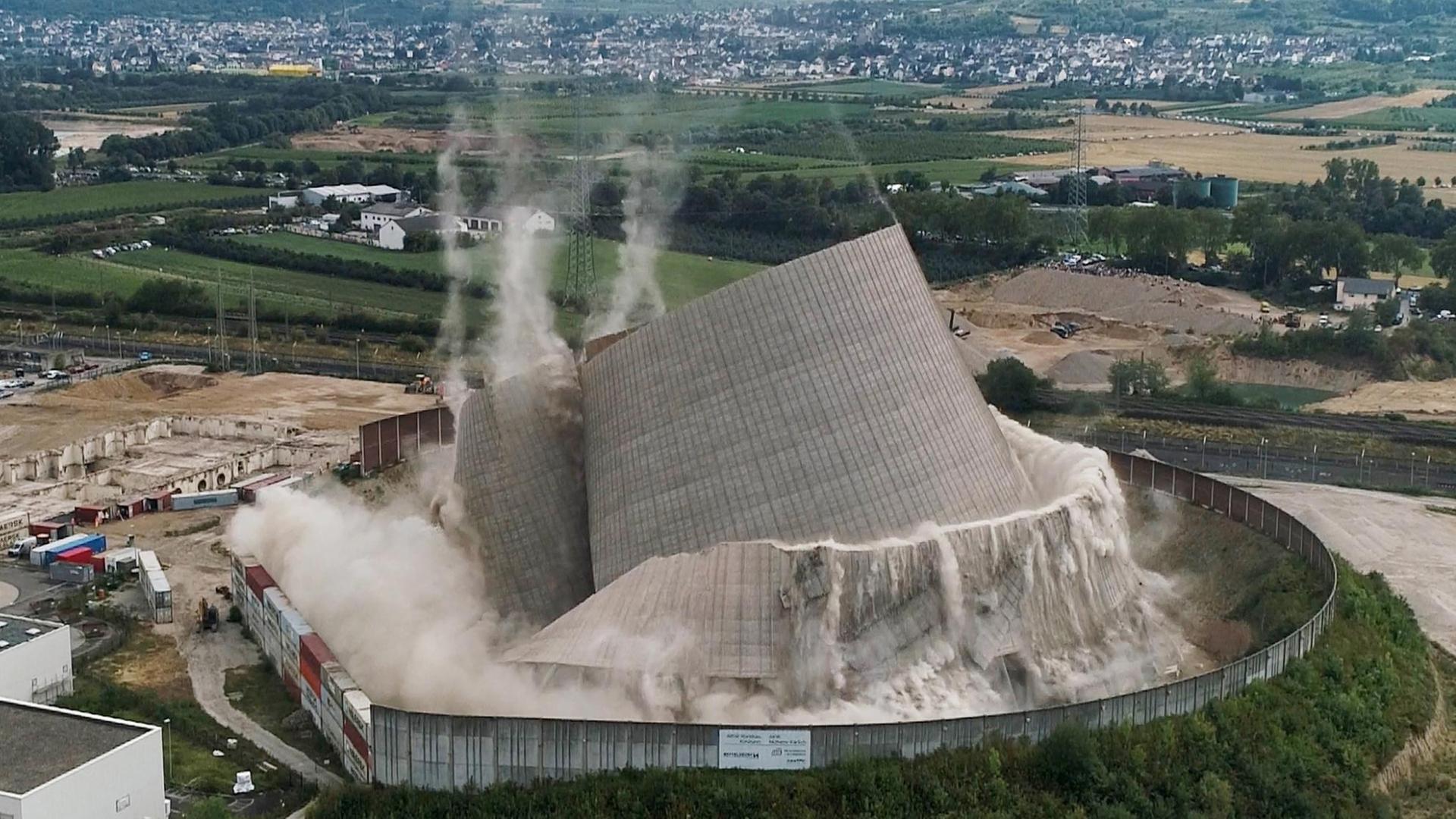 Der Kühlturm des Kernkraftwerks Mülheim-Kärlich stürzt kontrolliert ein, nachdem Bagger nacheinander die Stützen entfernt haben. Das Bild ist eine Luftaufnahme von einer Drohne.