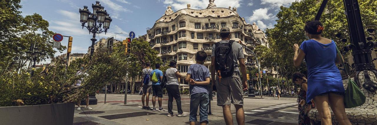 Das Foto zeigt Menschen vor dem Gaudí-Haus "La Pedrera" in Barcelona.