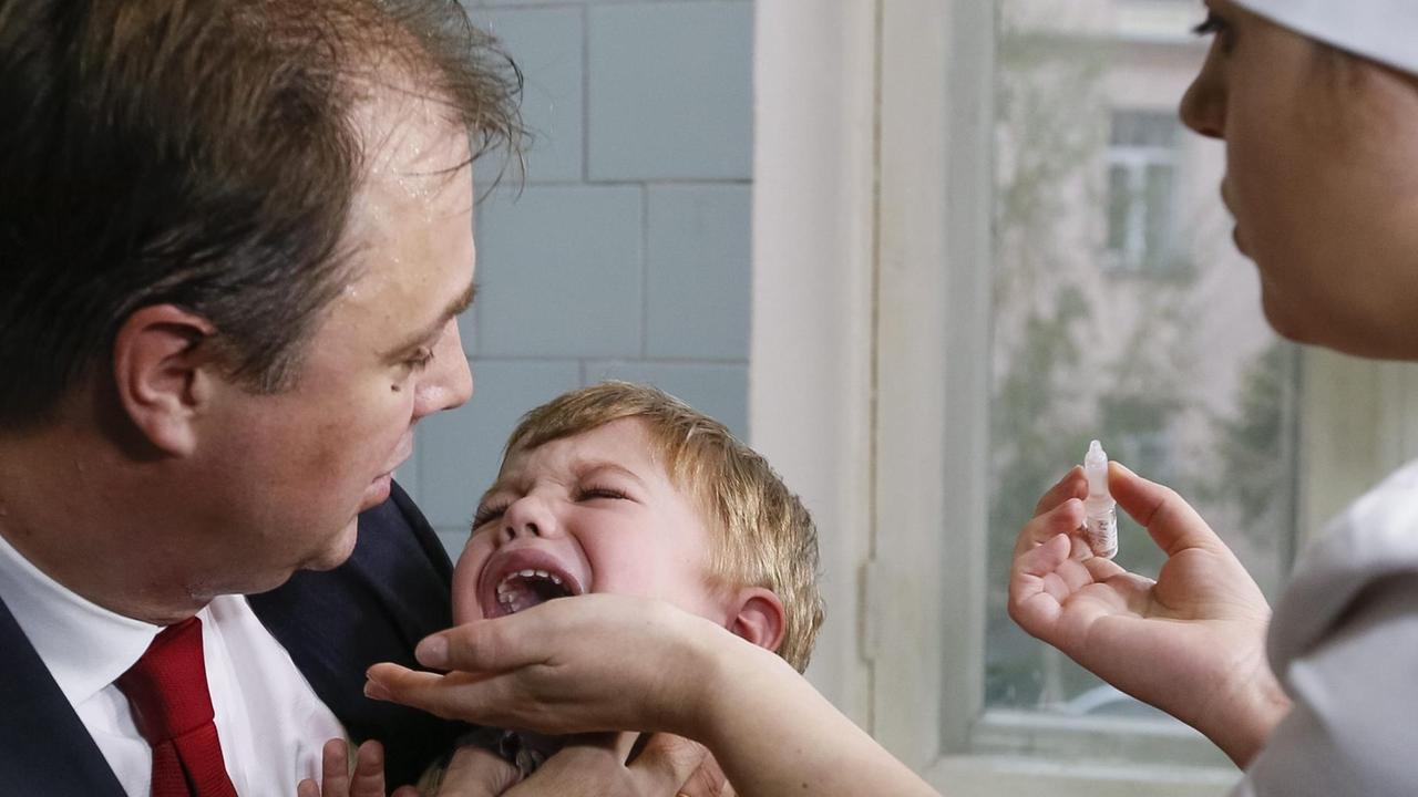 Ein Junge bekommt eine Polio-Impfstoff in einer Klinik in Kiew (Ukraine) Ein Junge bekommt eine Polio-Impfstoff in einer Klinik in Kiew (Ukraine)