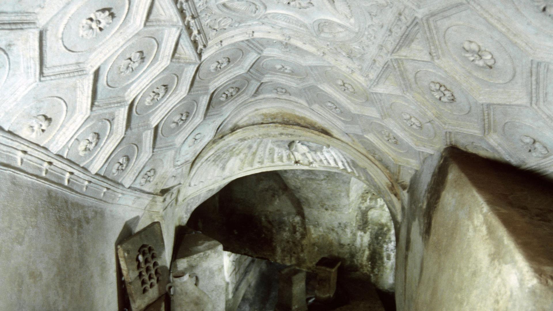 Ein Eingang zu den Katakomben in Rom
