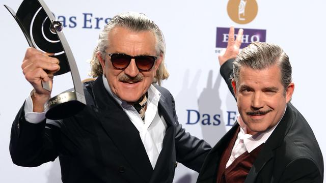 Die Schweizer Pop-Musiker Dieter Meier (l) und Boris Blank alias Yello freuen sich am 27.03.2014 in Berlin bei der Verleihung des Musikpreises Echo über die Auszeichnung in der Kategorie "Lebenswerk".