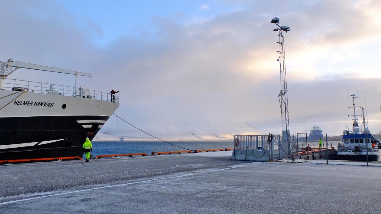 Das Forschungsschif "Helmer Hansen" im Hafen von Longyearbyen. Das Forschungsschif "Helmer Hansen" im Hafen von Longyearbyen.