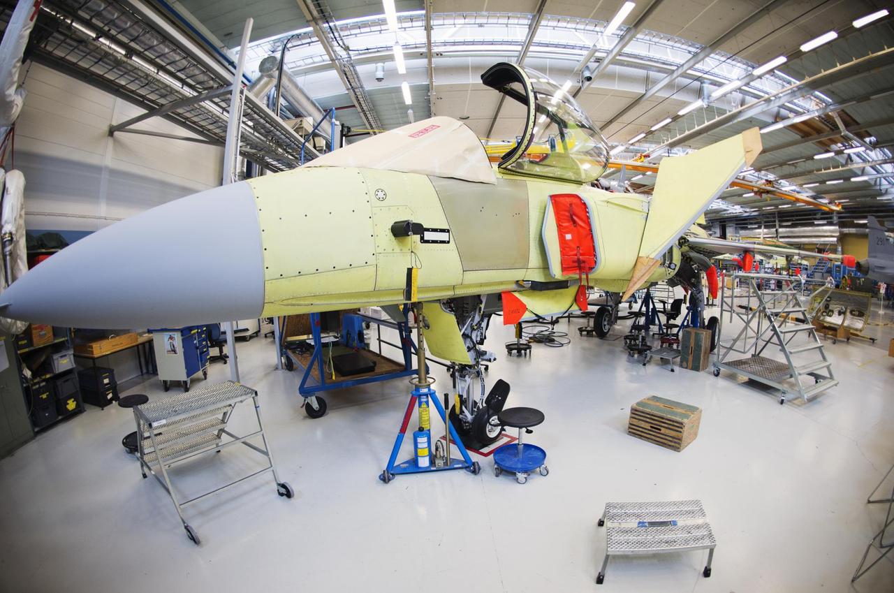 Ein Kampfjet des Typs Saab JAS 39 Gripen, kurz "Gripen" genannt, wird in der Saab-Fabrik in Linkoeping in Schweden montiert Ein Kampfjet des Typs Saab JAS 39 Gripen, kurz "Gripen" genannt, wird in der Saab-Fabrik in Linkoeping in Schweden montiert