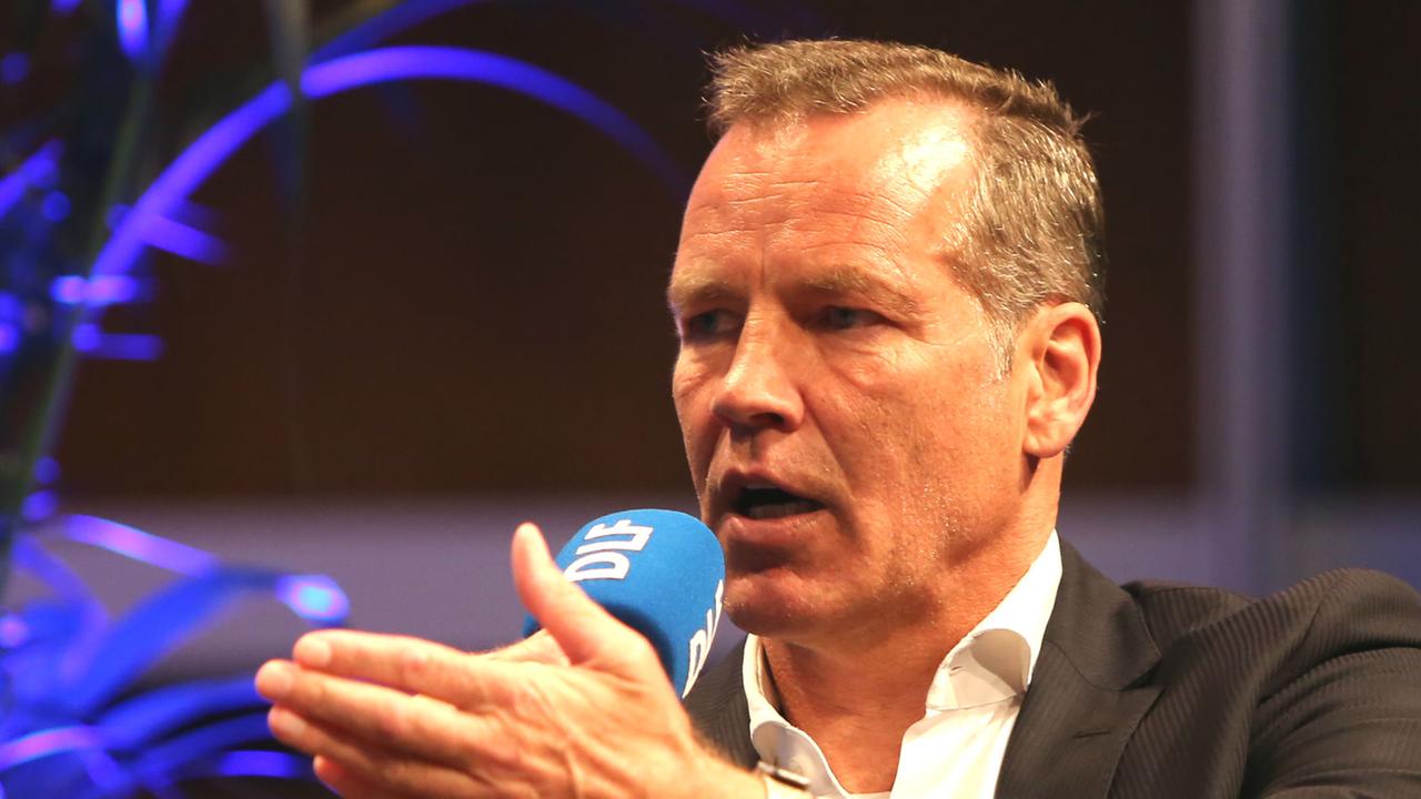 Henry Maske spricht in ein DLF-Mikrophon Henry Maske spricht in ein DLF-Mikrophon