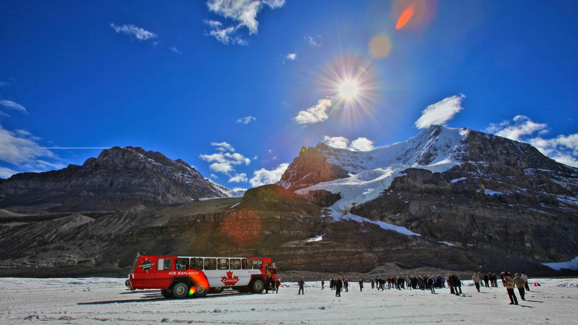 Ein Touristenbus am Athabasca Gletscher in Kanada. Ein Touristenbus am Athabasca Gletscher in Kanada.