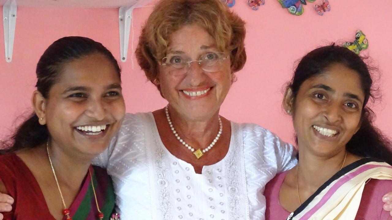 Ursula Beier mit zwei Kindergärtnerinnen, die in dem von ihr 1980 gegründeten Kindergarten arbeiten