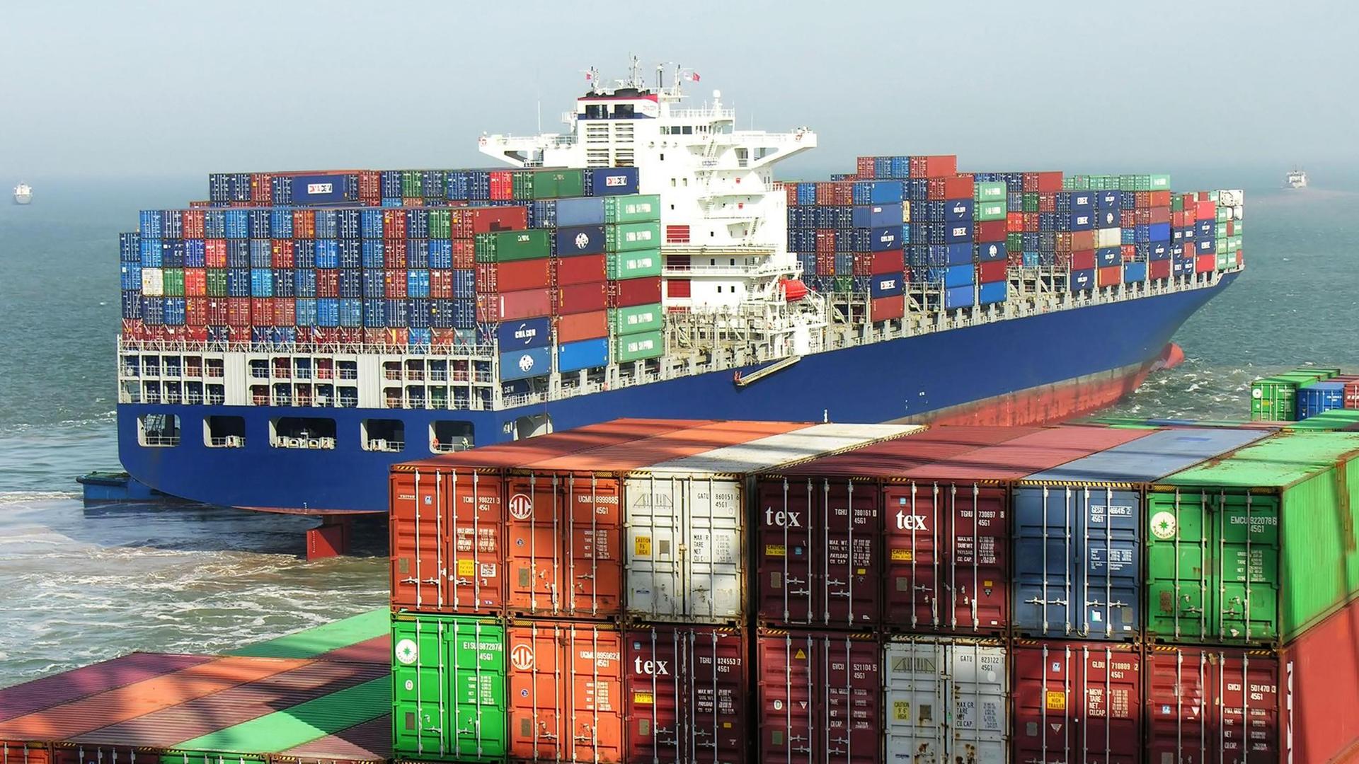 Beladenes Schiff im Containerhafen in Shanghai in China Beladenes Schiff im Containerhafen in Shanghai in China