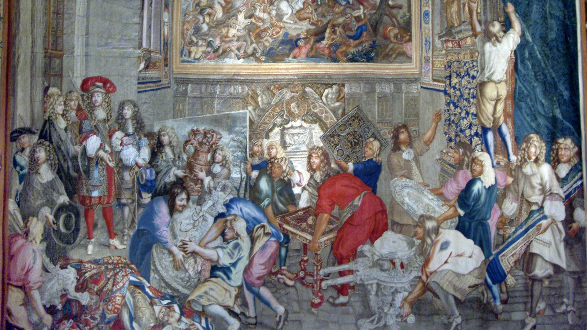 Ein Gobelin von König Ludwig XIV., auf dem Bedienstete zu sehen sind, die sich um die Silbermöbel in Schloss Versailles kümmern. Ein Gobelin von König Ludwig XIV., auf dem Bedienstete zu sehen sind, die sich um die Silbermöbel in Schloss Versailles kümmern.