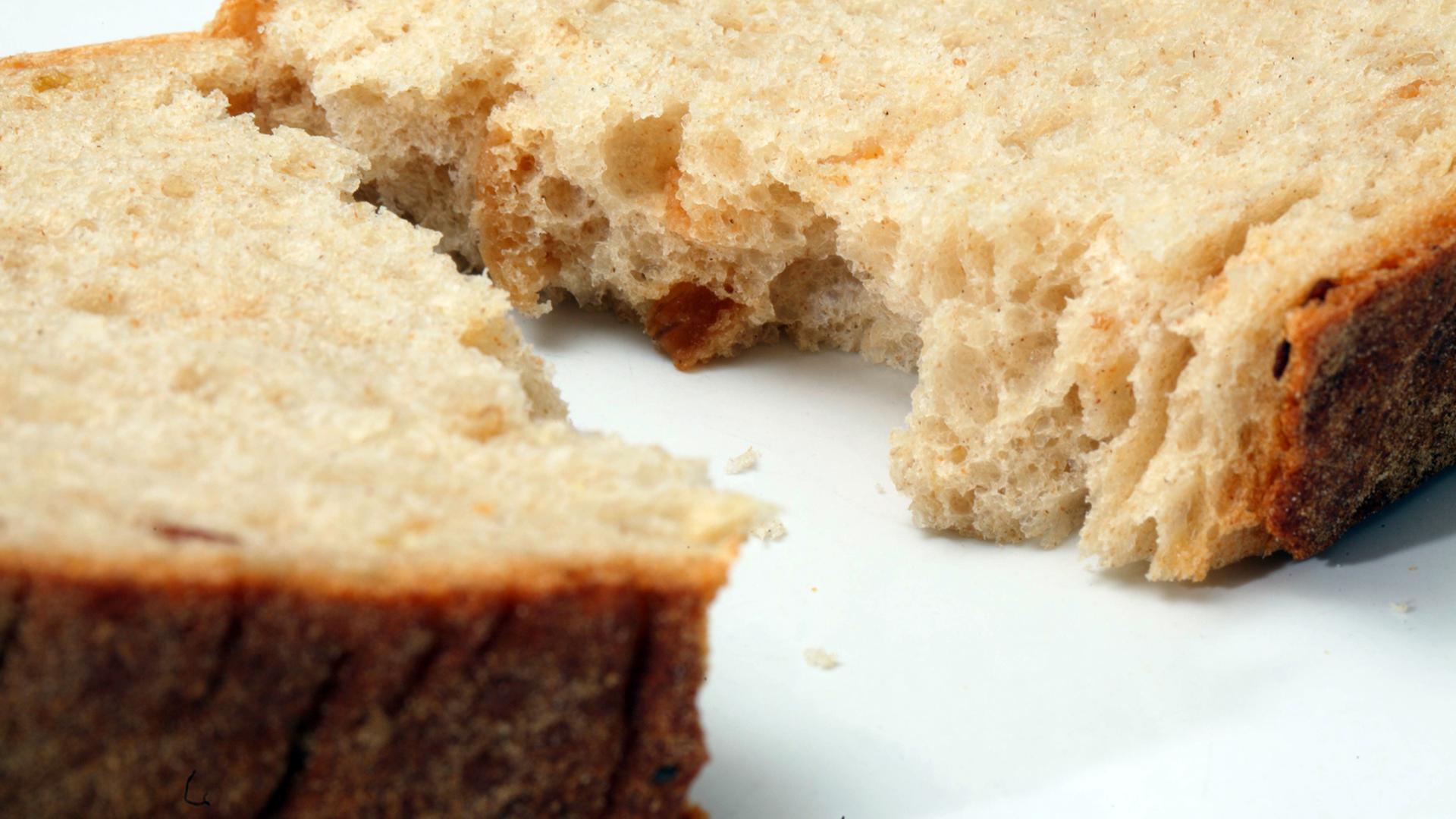 Eine Scheibe Brot - Symbol für die Fastenzeit. Eine Scheibe Brot - Symbol für die Fastenzeit.