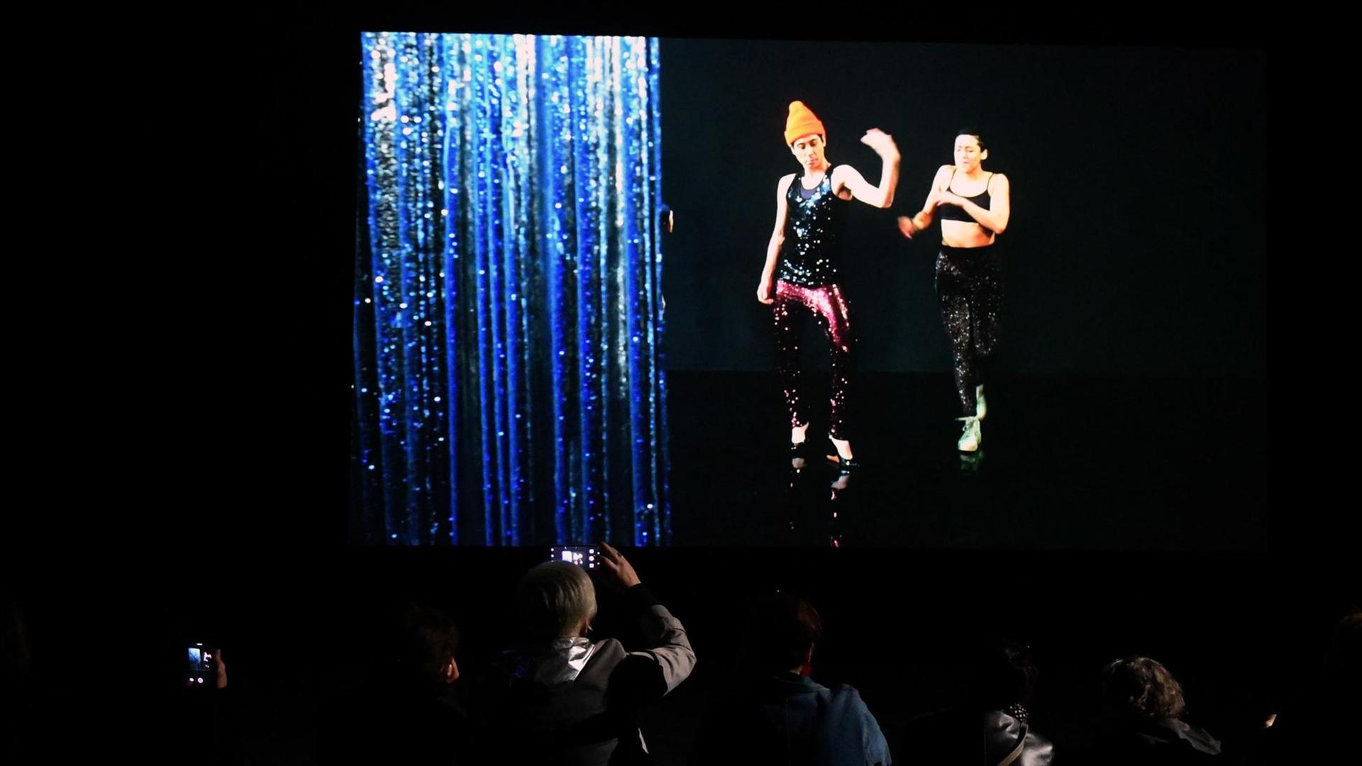Die Videoinstallation "Moving Backwards" des Künstlerinnenduos Pauline Boudry und Renate Lorenz wird auf einer Leinwand im Schweizer Pavillion auf der Art Biennale Venedig 2019 gezeigt. Die Videoinstallation "Moving Backwards" des Künstlerinnenduos Pauline Boudry und Renate Lorenz wird auf einer Leinwand im Schweizer Pavillion auf der Art Biennale Venedig 2019 gezeigt.