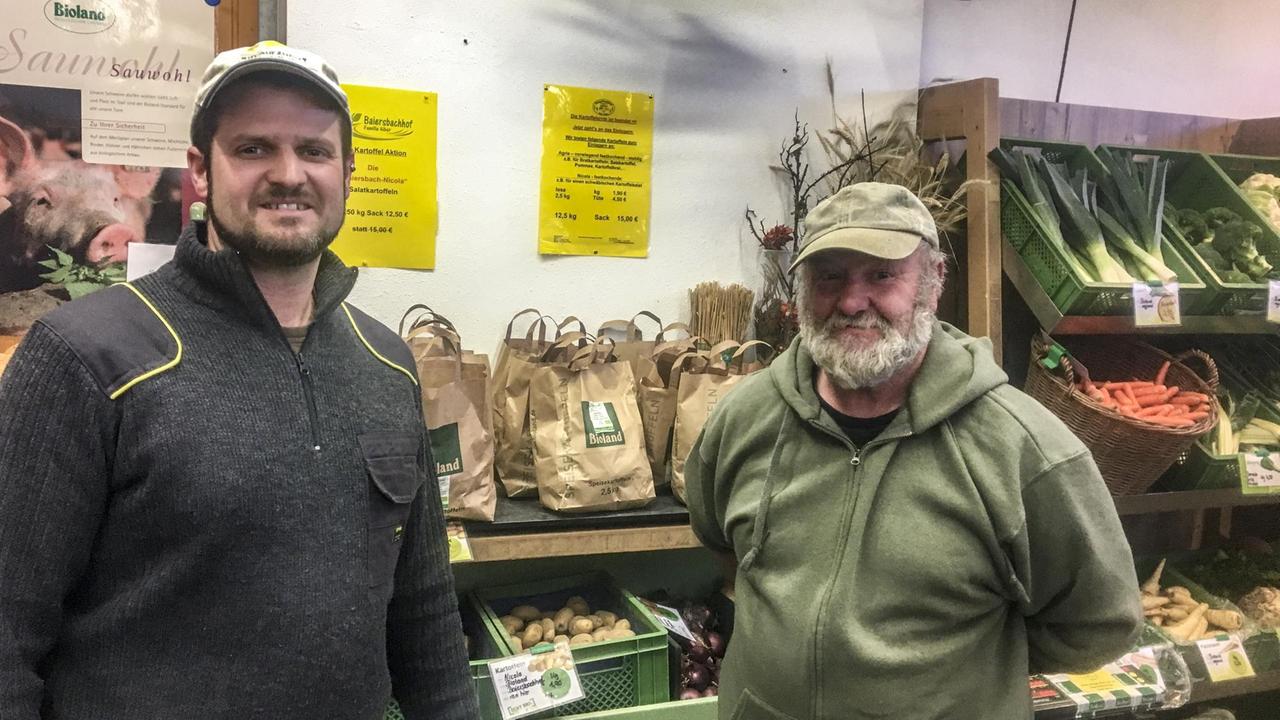 Friedemann und Walter Alber im Bio-Hofladen der Familie. Hinter ihnen Regale. Friedemann und Walter Alber im Bio-Hofladen der Familie. Hinter ihnen Regale.