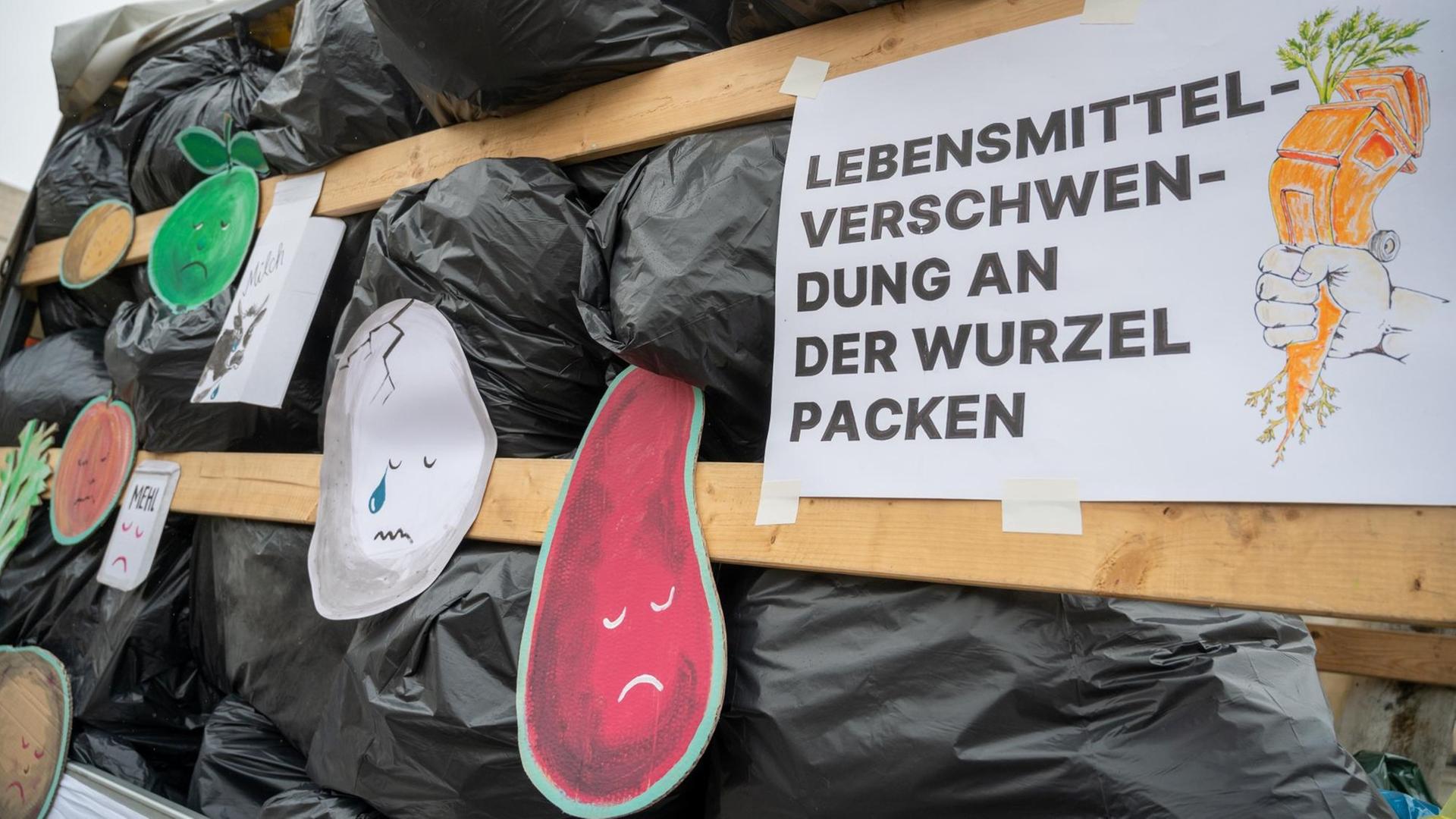 Bei einer Protestaktion der Klimaliste Berlin gegen Lebensmittelverschwendung, steht ein kleiner Lkw, der Müllsäcke geladen hat, vor dem Brandenburger Tor. Bei einer Protestaktion der Klimaliste Berlin gegen Lebensmittelverschwendung, steht ein kleiner Lkw, der Müllsäcke geladen hat, vor dem Brandenburger Tor.