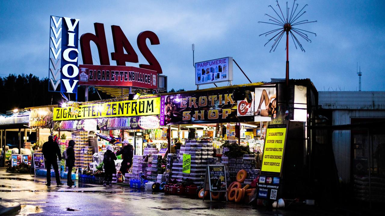 Beleuchtete Stände mit Zigaretten und Erotik-Artikeln auf dem Polenmarkt Hohenwutzen Beleuchtete Stände mit Zigaretten und Erotik-Artikeln auf dem Polenmarkt Hohenwutzen