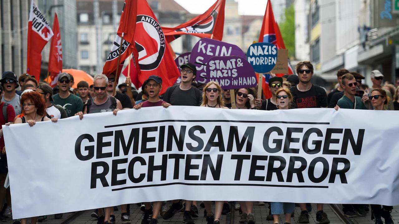 Rund 1200 Menschen demonstrieren am 22. Juni 2019 nach dem Tod des Kasseler Regierungspräsidenten Lübcke in der hessischen Stadt gegen Rechtsextremismus und Gewalt. Die Teilnehmer tragen Transparente mit "Gemeinsam gegen den rechten Terror" und folgten dem Aufruf eines Bündnisses von mehr als 60 lokalen Organisationen. Rund 1200 Menschen demonstrieren am 22. Juni 2019 nach dem Tod des Kasseler Regierungspräsidenten Lübcke in der hessischen Stadt gegen Rechtsextremismus und Gewalt. Die Teilnehmer tragen Transparente mit "Gemeinsam gegen den rechten Terror" und folgten dem Aufruf eines Bündnisses von mehr als 60 lokalen Organisationen.
