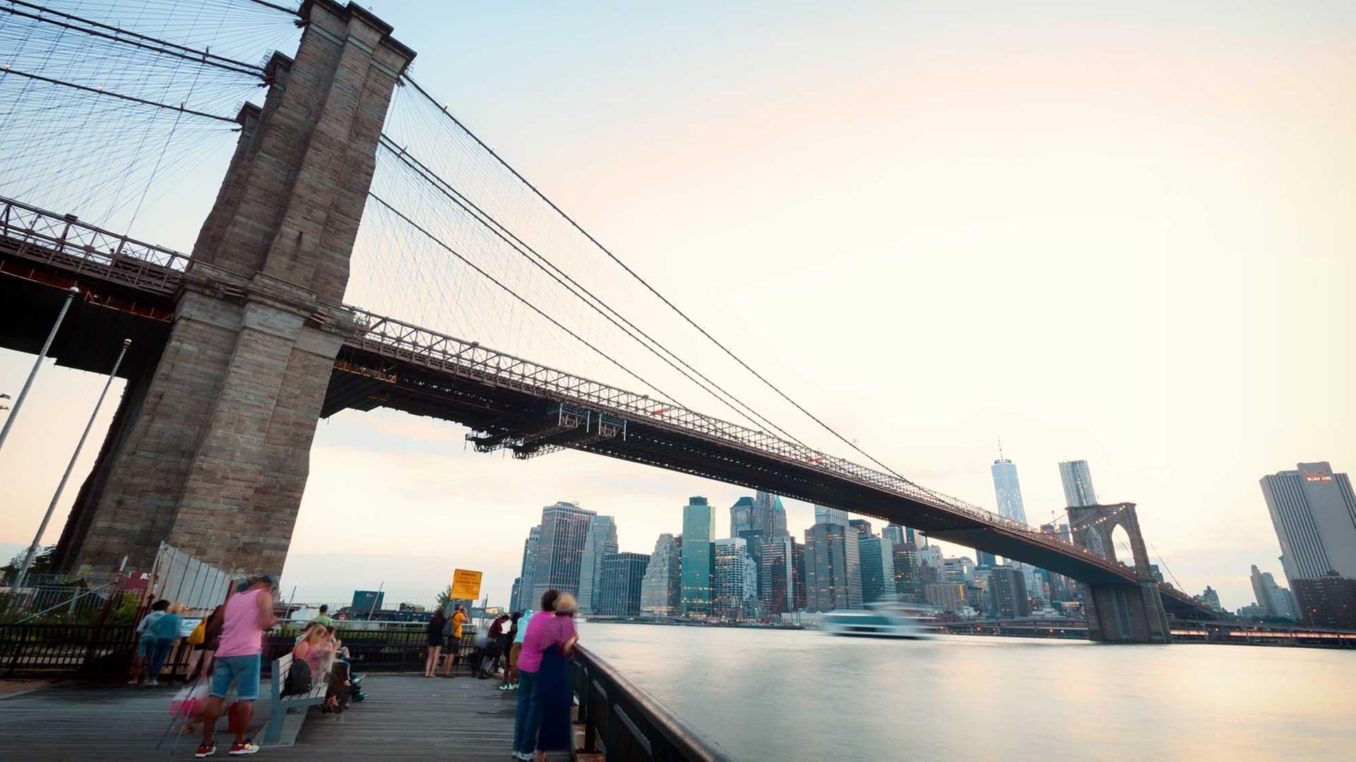 Spektakulärer Blick von Manhattan auf den Sonnenuntergang in Brooklyn, New York City Spektakulärer Blick von Manhattan auf den Sonnenuntergang in Brooklyn, New York City