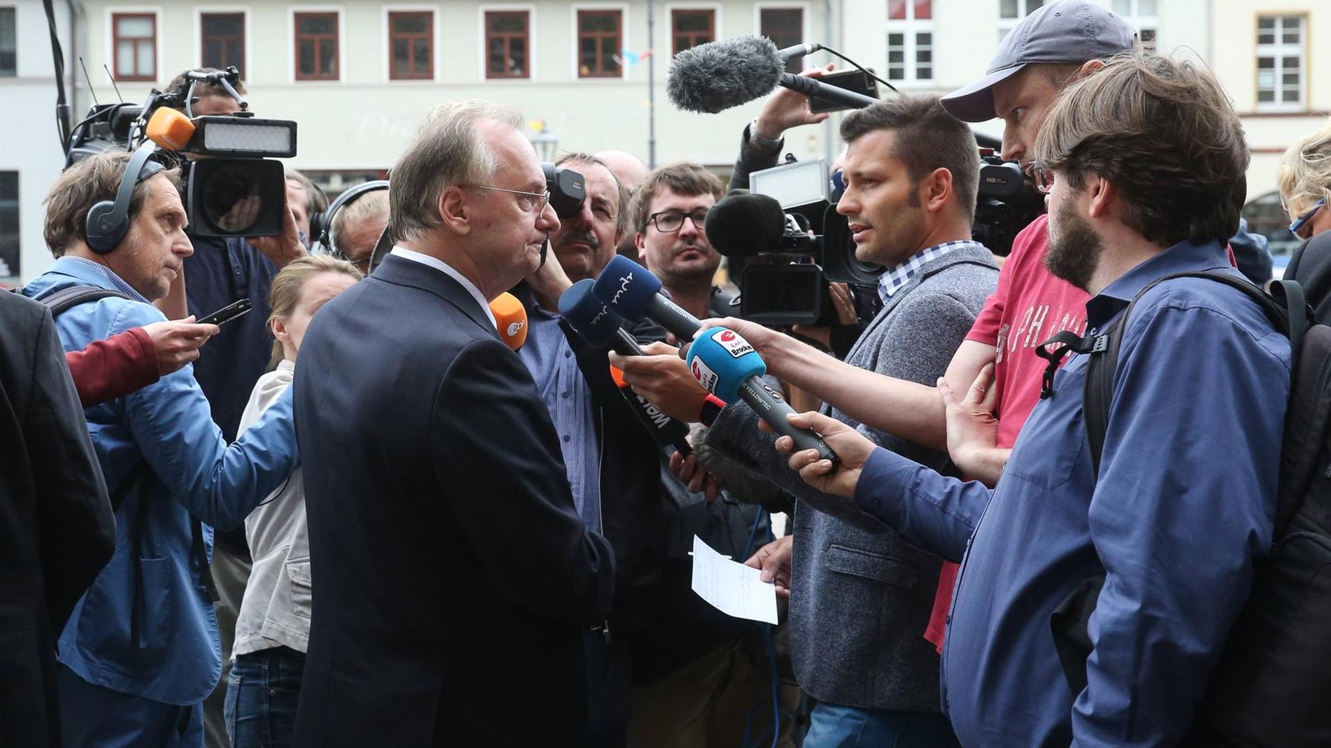 Ministerpraesident Dr. Reiner Haseloff (CDU,Sachsen Anhalt) spricht mit Journalisten auf dem Marktplatz in Koethen nach seinem Besuch in der St. Jakob Kirche - Bei einer Auseinandersetzung auf einem Spielplatz am Karlsplatz in Koethen ist in der Nacht zu Sonntag ein 22-jaehriger Mann in Koethen (Anhalt-Bitterfeld) gestorben. In diesem Zusammenhang wurden zwei Afghanen wegen des Anfangsverdachts eines Toetungsdeliktes vorlaeufig festgenommen,Hintergrund soll ein Streit zwischen zwei Deutschen und zwei Afghanen gewesen sein - Fotografiert am 10.09.2018 *** Minister President Dr Reiner Haseloff CDU Saxony Anhalt talks to journalists in the market square in Koethen after his visit to the St Jakob church During a dispute on a playground at Karlsplatz in Koethen, a 22 year old man died in Koethen Anhalt Bitterfeld in the night of Sunday Two Af Ministerpraesident Dr. Reiner Haseloff (CDU,Sachsen Anhalt) spricht mit Journalisten auf dem Marktplatz in Koethen nach seinem Besuch in der St. Jakob Kirche - Bei einer Auseinandersetzung auf einem Spielplatz am Karlsplatz in Koethen ist in der Nacht zu Sonntag ein 22-jaehriger Mann in Koethen (Anhalt-Bitterfeld) gestorben. In diesem Zusammenhang wurden zwei Afghanen wegen des Anfangsverdachts eines Toetungsdeliktes vorlaeufig festgenommen,Hintergrund soll ein Streit zwischen zwei Deutschen und zwei Afghanen gewesen sein - Fotografiert am 10.09.2018 *** Minister President Dr Reiner Haseloff CDU Saxony Anhalt talks to journalists in the market square in Koethen after his visit to the St Jakob church During a dispute on a playground at Karlsplatz in Koethen, a 22 year old man died in Koethen Anhalt Bitterfeld in the night of Sunday Two Af