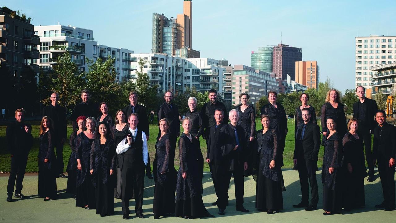 Der RIAS Kammerchor vor Berliner Großstadtkulisse Der RIAS Kammerchor vor Berliner Großstadtkulisse